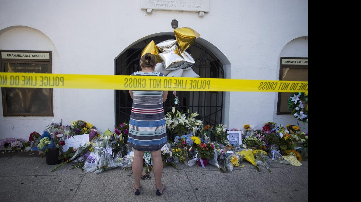 
Una mujer visita un altar durante una ceremonia en la Iglesia Africana Metodista Emanuel (AME por sus siglas en inglés), donde nueve personas fueron asesinadas en un tiroteo en Charleston, Carolina del Sur (Estados Unidos).
