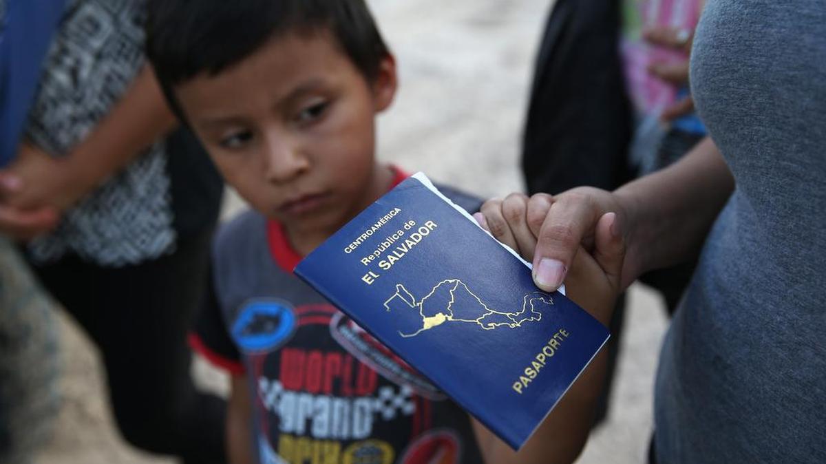 
Los inmigrantes indocumentados no pueden solicitar certificados de nacimiento para sus hijos porque no cuentan con licencia de conducción o pasaporte extranjero con visa.
