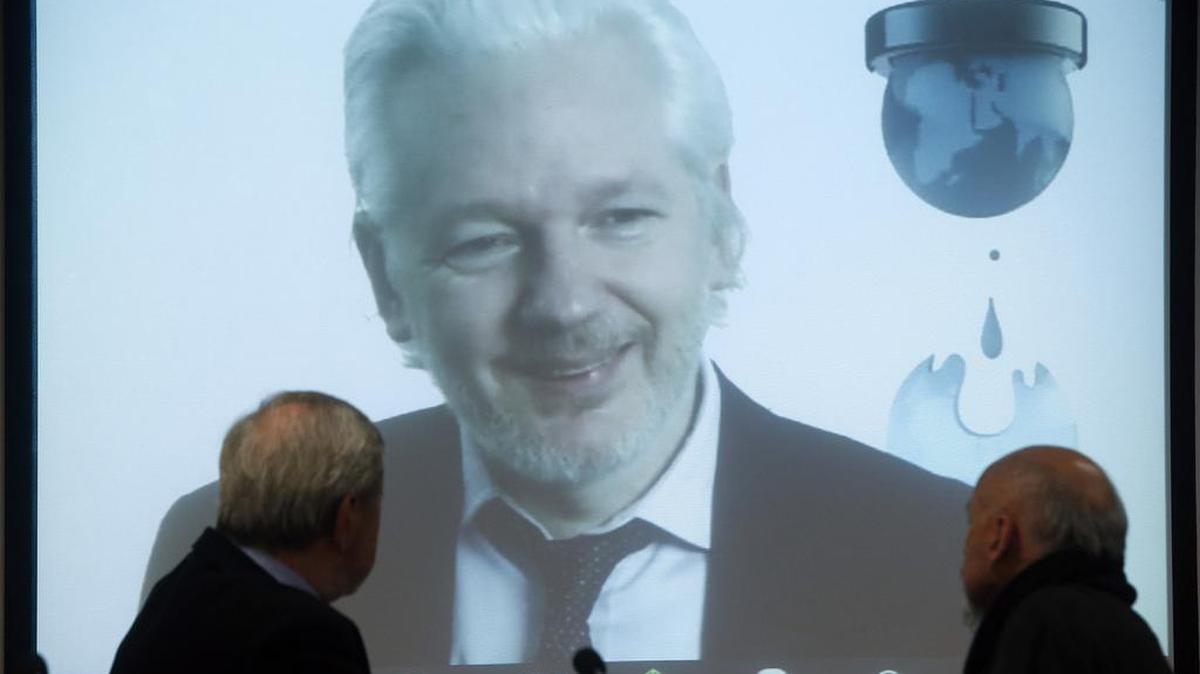 El fundador de Wikileaks, Julian Assange (pantalla), quien se encuentra refugiado en la embajada ecuatoriana en Londres desde 2012, expone el 12 de julio de 2016, en un debate por video conferencia, organizado con motivo del 60º aniversario del Colegio de Periodistas en Chile.