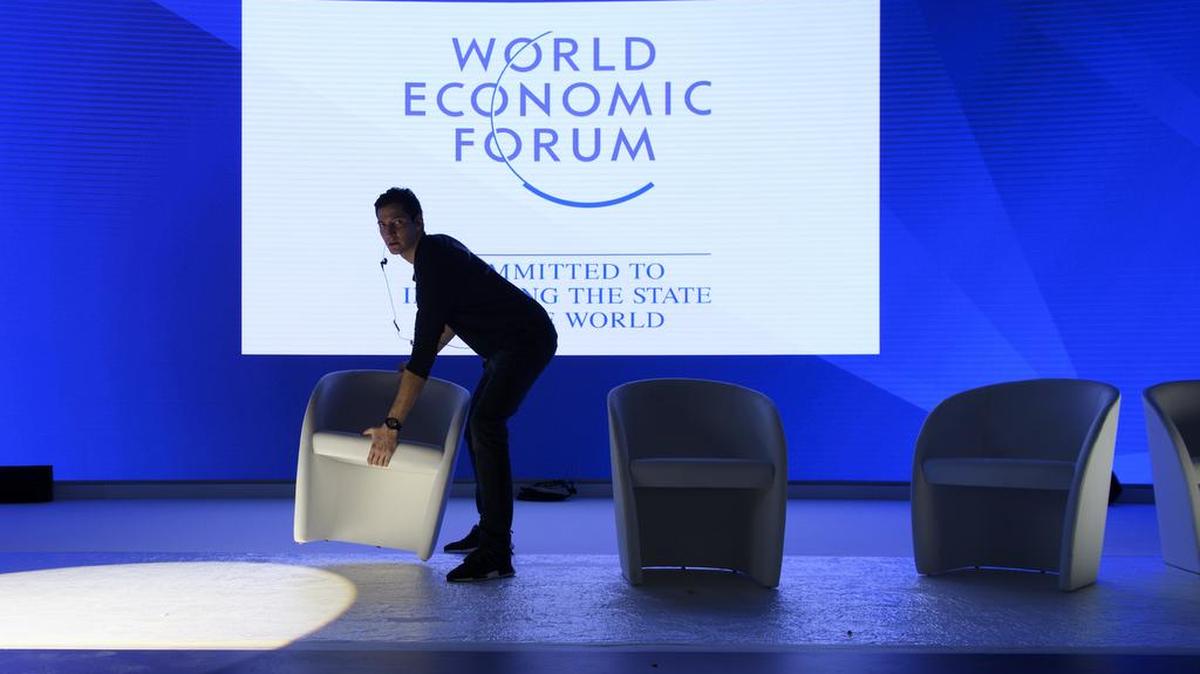 Un empleado hace ajustes el domingo a una de las salas en donde se congregarán los asistentes al Foro Mundial Económico en Davos, Suiza.