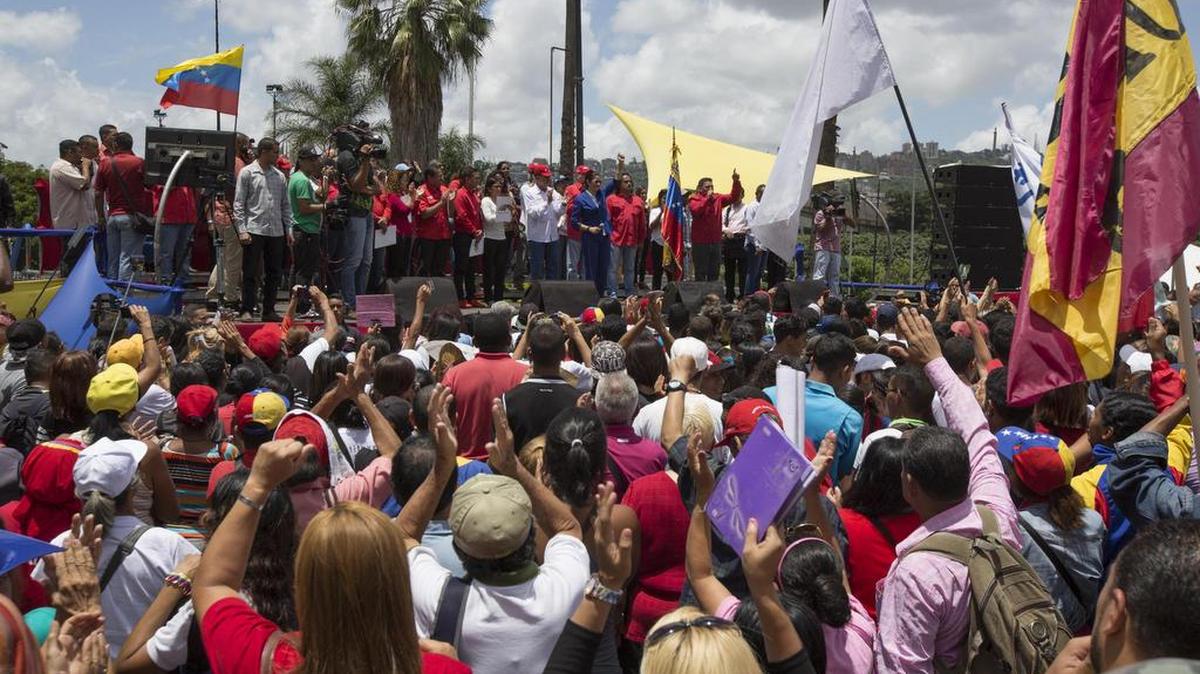 Cientos de personas participan en una concentración a favor de la constituyente este miércoles 2 de agosto de 2017, en Caracas (Venezuela).