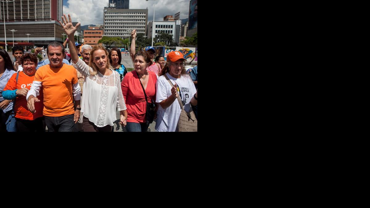 
Lilian Tintori (c), esposa del dirigente opositor venezolano Leopoldo López, llega acompañada de seguidores al Palacio de Justicia el martes 11 de noviembre de 2014, en Caracas (Venezuela).
