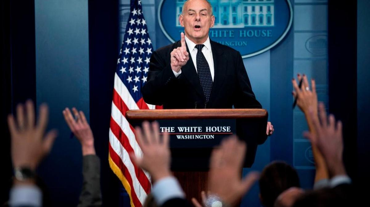 El jefe de despacho de la Casa Blanca, John Kelly, habla sobre llamada del presidente Trump a madre de soldado caído en Níger, el 19 de octubre, en Washington, DC.