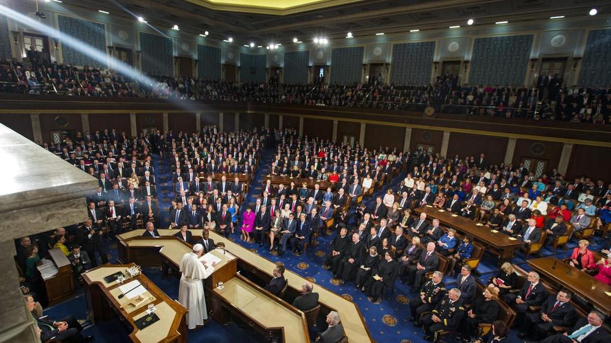 
 El papa Francisco (i) durante su discurso en el Congreso en Washington DC, Estados Unidos hoy, 24 de septiembre de 2015. El papa Francisco advirtió hoy en un discurso en el Congreso de Estados Unidos de que "ninguna religión es inmune a diversas formas de aberración individual o de extremismo ideológico". 
