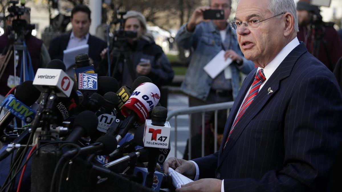 El senador federal demócrata Bob Menéndez habla el jueves a los reporteros frente el tribunal federal de Newark, Nueva Jersey, tras la anulación del juicio a que estaba sometido por cargos de soborno.