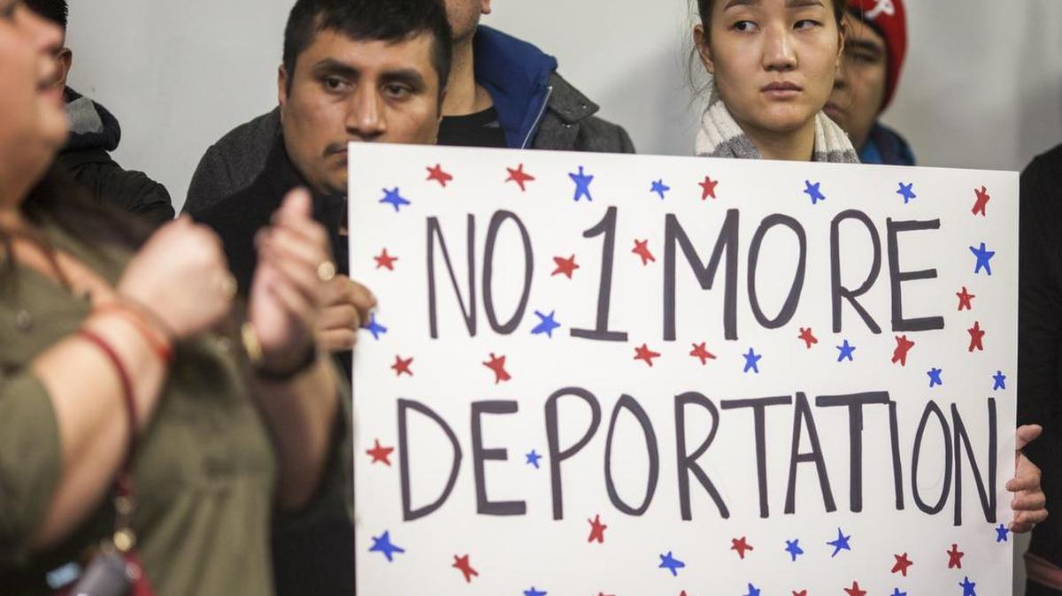 Miembros de la comunidad latina y líderes asisten a una conferencia de prensa sobre las políticas de inmigración de los Estados Unidos y la seguridad de sus familias el 16 de febrero de 2017 en Filadelfia, Pensilvania.