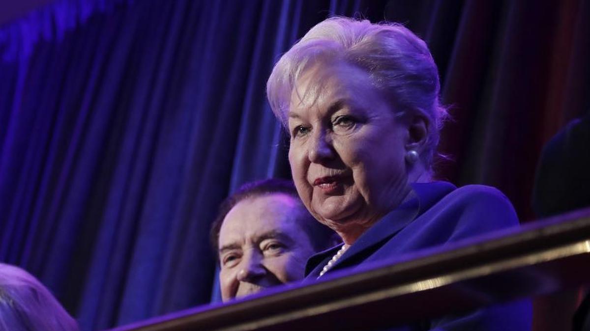 En esta foto de archivo del 9 de noviembre de 2016, la jueza federal Maryanne Trump Barry, hermana de Donald Trump, se sienta en el balcón durante el mitin electoral de Trump en Nueva York.