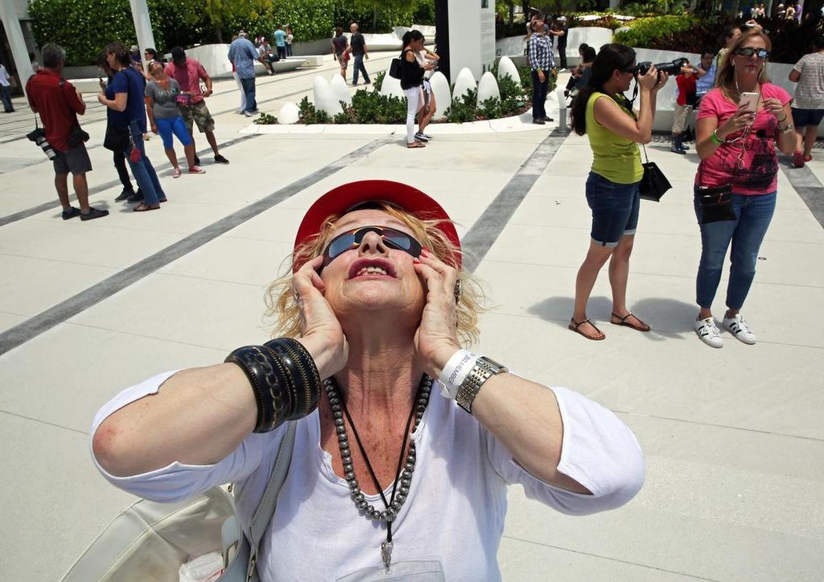 Patricia Kawaja ve el eclipse parcial de sol en el Museo Frost en el centro de Miami el lunes 20 de agosto de 2017.