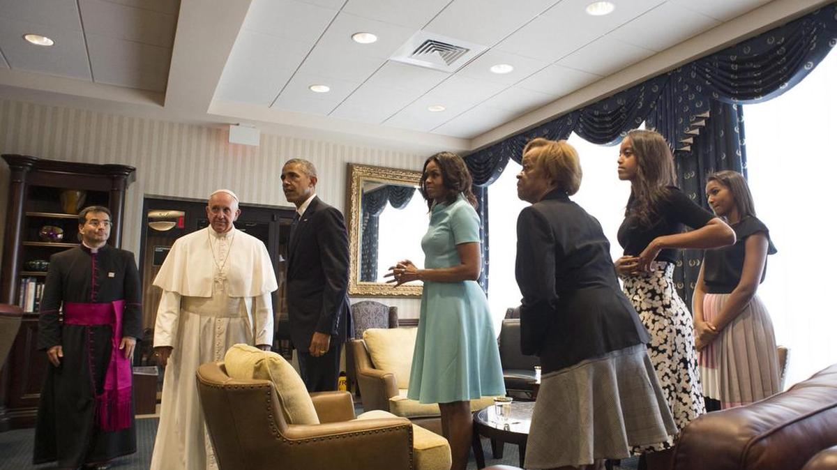 
 Fotografía facilitada hoy, 23 de septiembre de 2015, por el Osservatore Romano que muestra al Papa Francisco (2ºizda) junto al presidente de Estados Unidos, Barack Obama (3ºizda), su mujer, Michelle (4ºizda), sus hijas Malia y Shasha y su suegra Marian Shields Robinson (3ºdcha) en la base aérea de Andrews (Estados Unidos) ayer, 22 de septiembre de 2015. 
