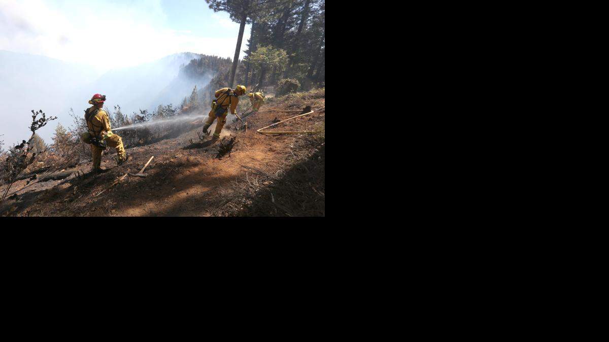 
Bomberos trabajan el lunes en una zona cercaca a Pollack Pines, California, donde un incendio consumió más de 3,000 acres.



