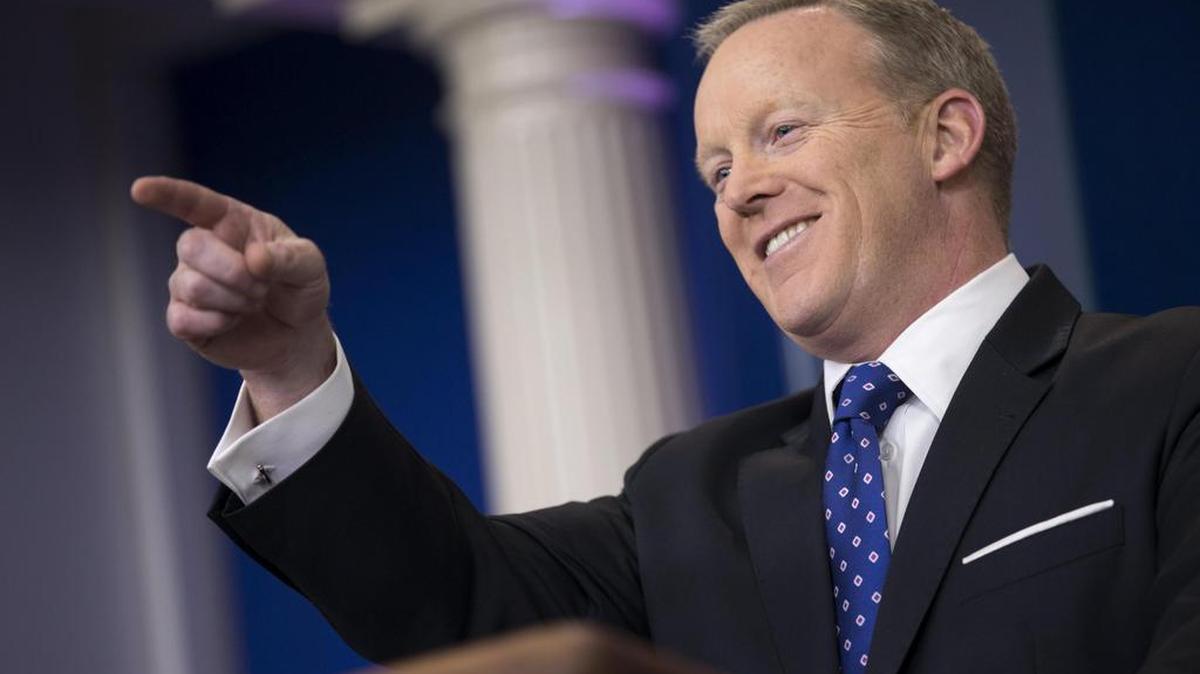 El portavoz de la Casa Blanca, Sean Spicer, responde a una pregunta durante su rueda de prensa diaria en sala de prensa James Brady de la Casa Blanca, en Washington, Estados Unidos, el 9 de mayo de 2017.