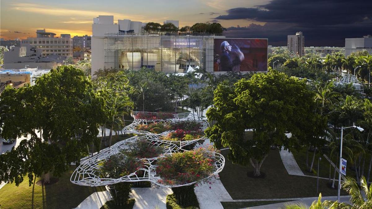 MIA100. MIAMI (FL, EEUU), 09/09/2016.- Fotografía sin fecha cedida hoy, viernes 9 de septiembre de 2016, en donde se aprecia el New World Center de Miami Beach (Florida, EE.UU.). El singular New World Center de Miami Beach, una estructura geométrica de cemento y cristal como un barco cubista varado en la playa, es no solo hogar de la orquesta New World Symphony sino una obra de arte en sí mismo, creación del arquitecto Frank Gehry.(Toronto, 1929). Cumple cinco años el New World Center y continúa deslumbrando: es una fábrica de sensaciones y perplejidad para los espectadores, una ficción de cristal, luz, cemento y volúmenes blancos que semejan proas de barcos con rumbo seguro. EFE/Pascal Depuhl/New World Center/SOLO USO EDITORIAL/NO VENTAS