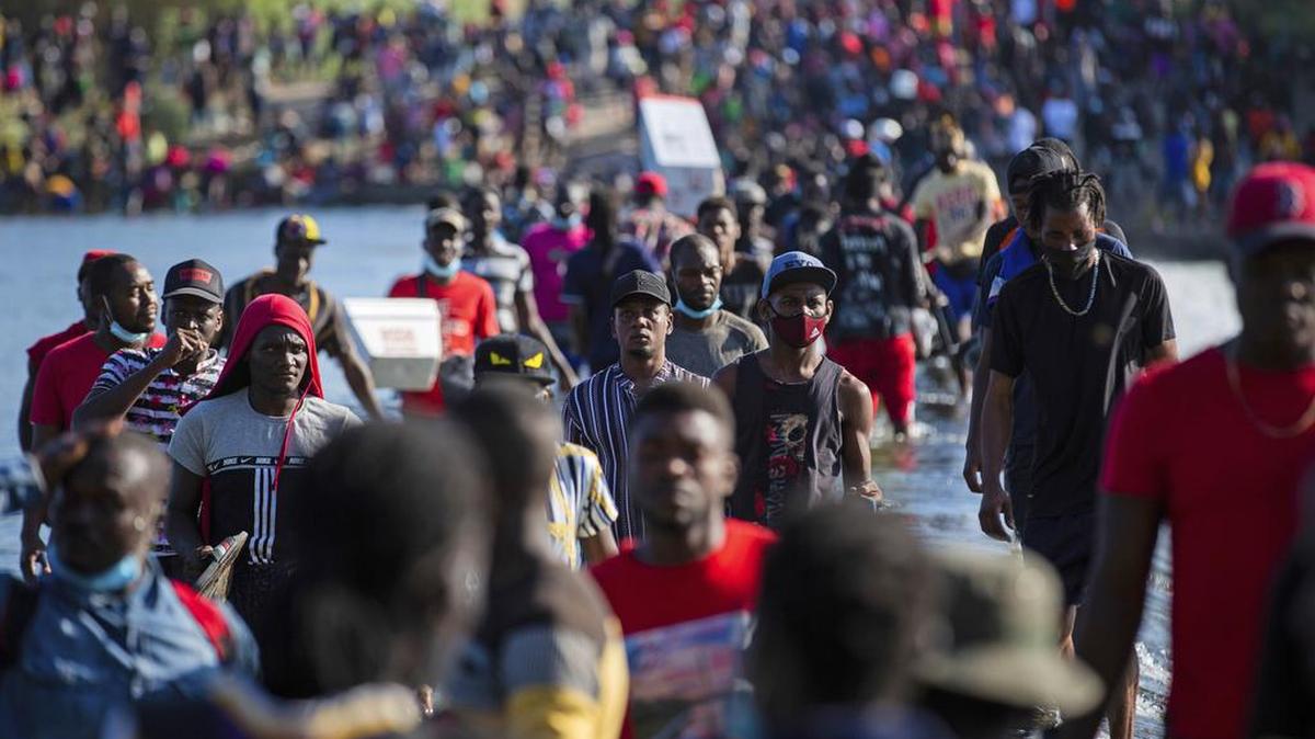 Los migrantes haitianos que esperan en Del Río y Ciudad Acuña para acceder a los Estados Unidos, cruzan el Río Grande hacia Ciudad Acuña para obtener suministros, el viernes 17 de septiembre de 2021, en Ciudad Acuña, México. Houston Chronicle vía AP
