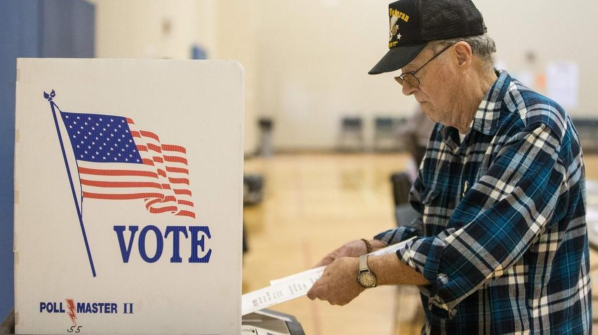 Más de la mitad de los votantes demócratas y republicanos en Michigan, junto con los republicanos en Mississippi, dicen que el comercio con otros países quita puestos de trabajo.