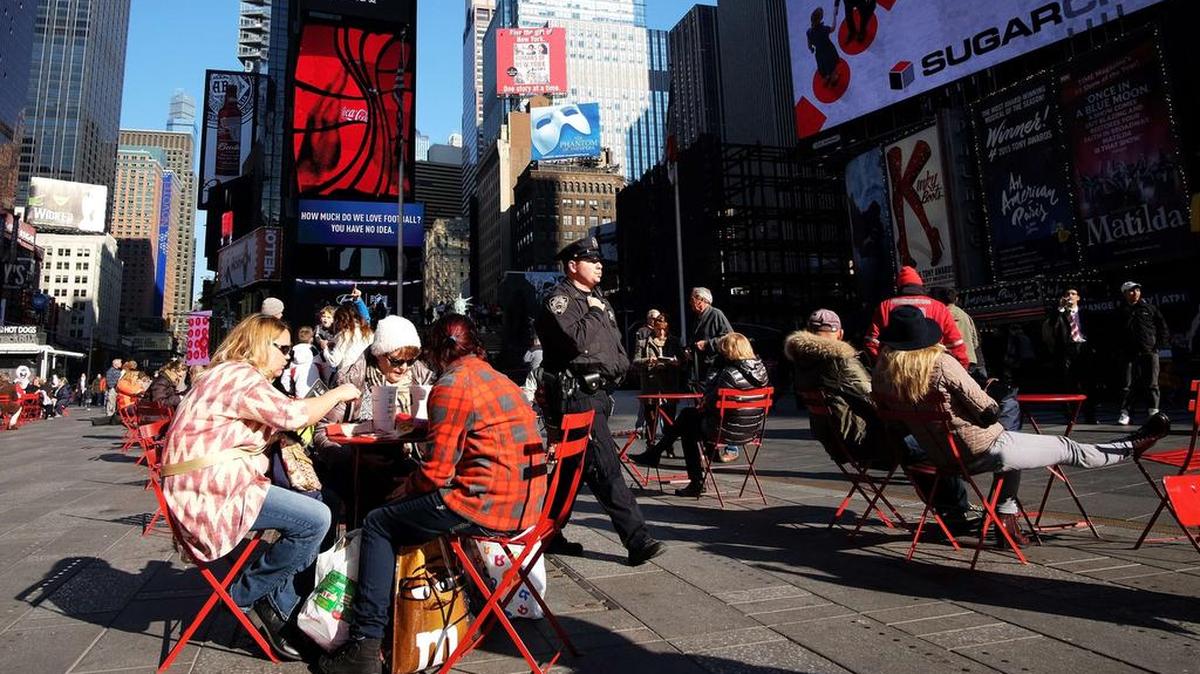 Un policía patrulla Times Square en Nueva York, el 25 de noviembre.