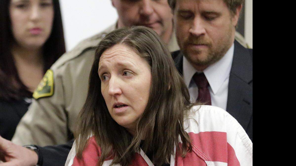 
Megan Huntsman llega a la corte en Provo, Utah, donde fue condenada a cadena perpetua por matar a sus seis bebés recién nacidos.
