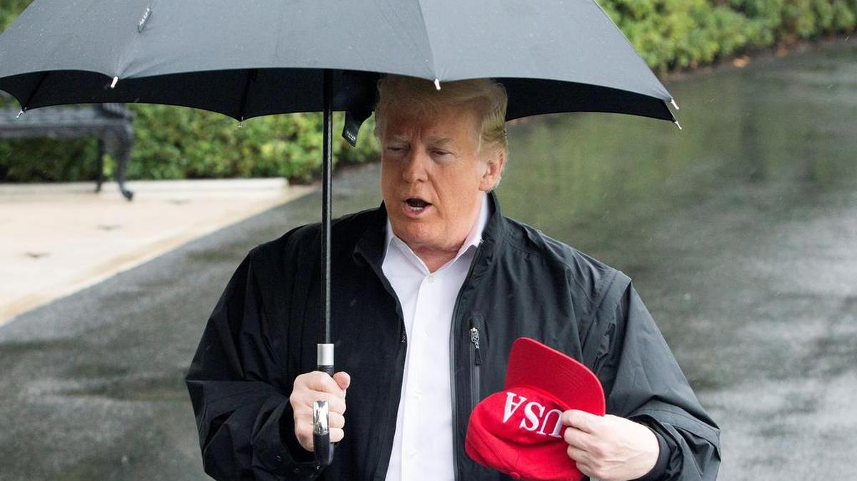 El presidente estadounidense, Donald Trump, conversa con los medios en Washington, Estados Unidos, el 15 de octubre de 2018, antes de su visita a los estados de Georgia y Florida para comprobar la devastación causada por el huracán Michael.