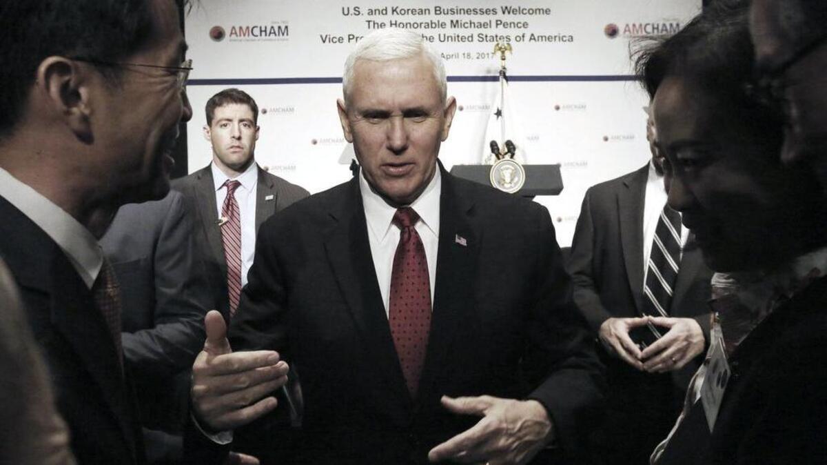 El vicepresidente de Estados Unidos Mike Pence (C) habla con miembros de la Cámara de Comercio americana en Corea, en el hotel Grand Hyatt, en Seúl, el martes 18 de abril de 2017.