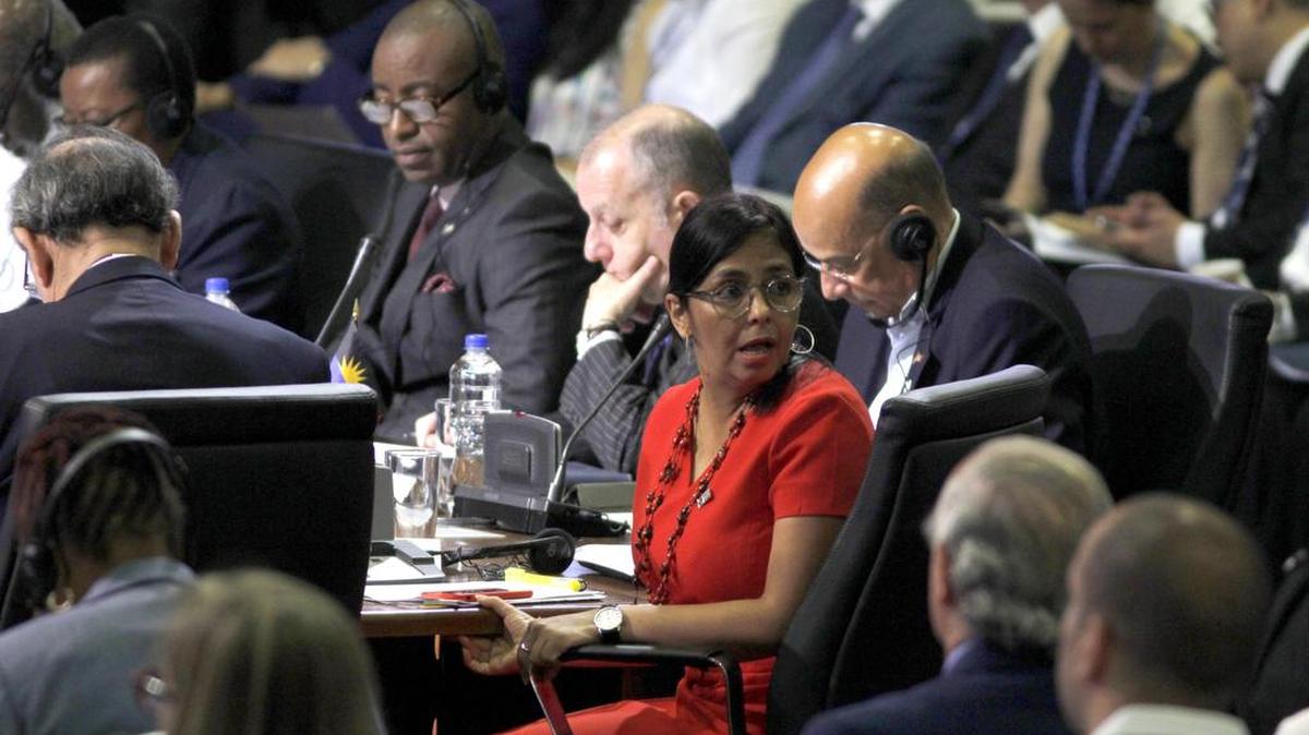 La canciller venezolana, Delcy Rodríguez, mira hacia atrás durante la Asamblea General de la OEA en el balneario mexicano de Cancún el miércoles.