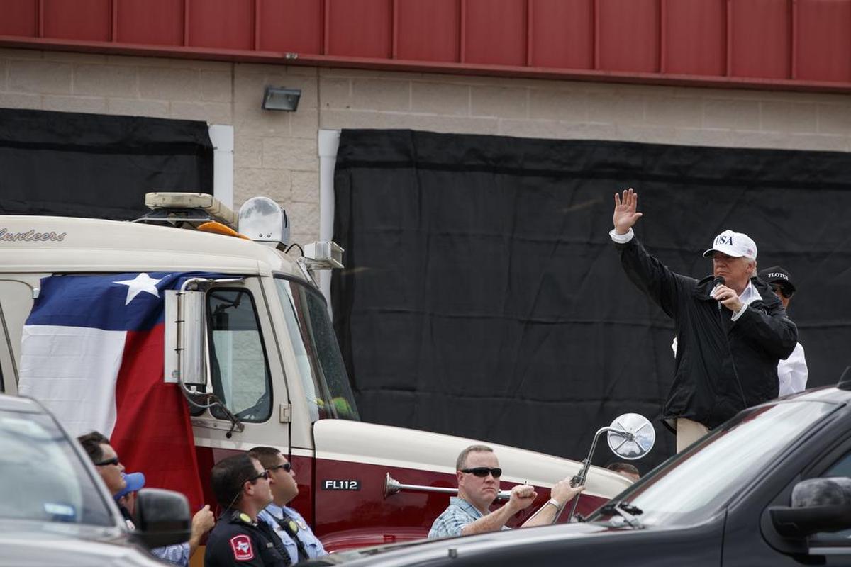 El presidente Donald Trump saluda afuera de la Casa de Bomberos 5 en Corpus Christi, Texas, el martes 29 de agosto de 2017.