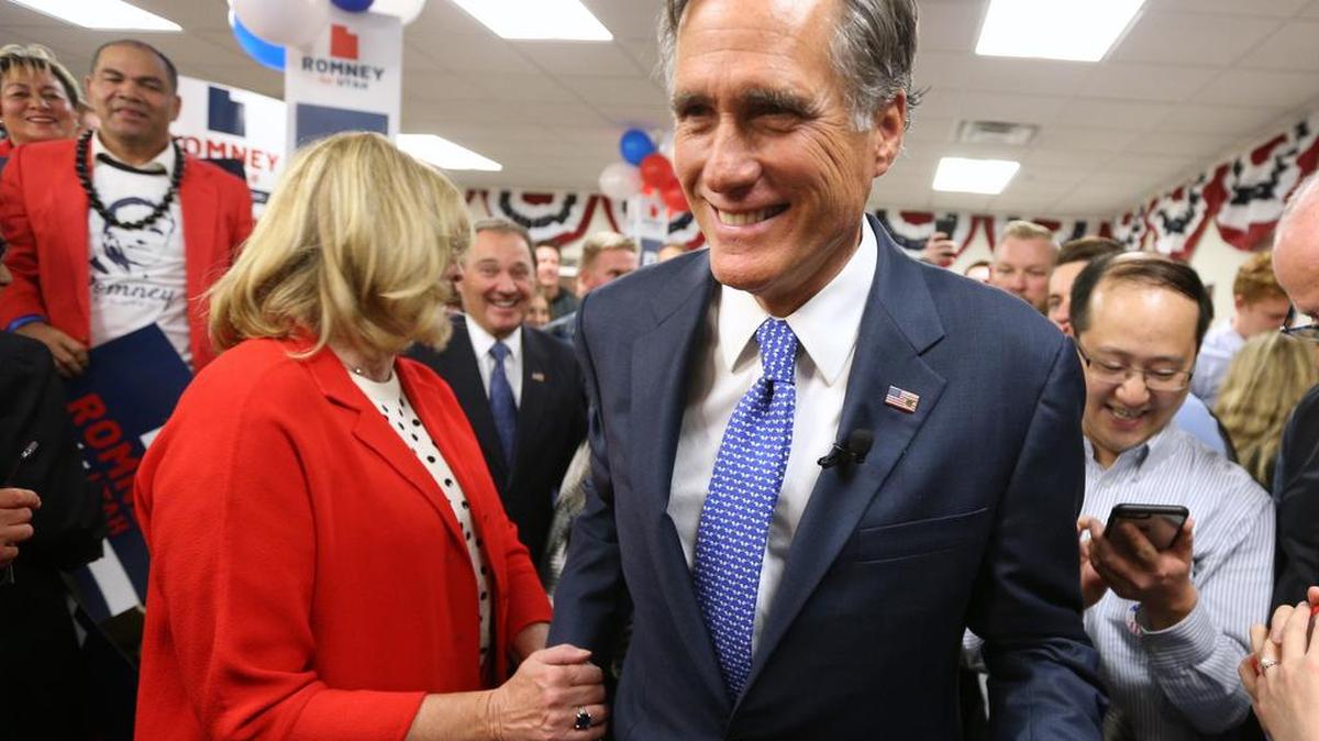 El candidato republicano al Senado de los EEUU Mitt Romney y su esposa Ann saludan a sus partidarios cuando abandona su fiesta de la noche de las elecciones el 6 de noviembre de 2018 en Orem, Utah.