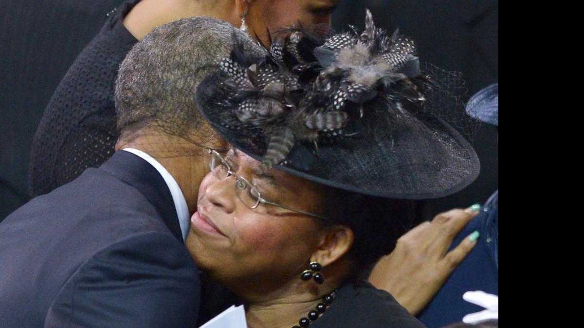
El presidente Obama abraza a Jennifer Pinckney, la viuda del reverendo y también senador estatal de Carolina del Sur, Clementa Pinckney, durante su funeral, el viernes. 
