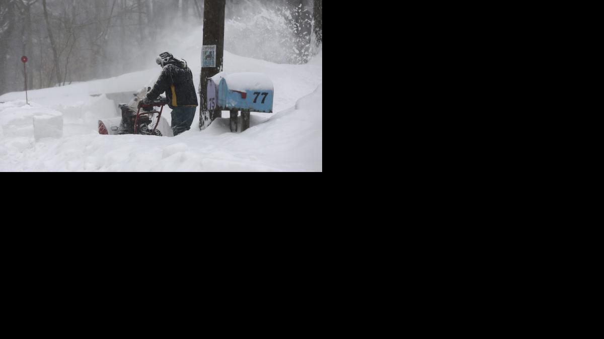 
Un hombre utiliza una máquina para retirar nieve de una acera en Norfolk, Massachusetts. La tormenta de nieve en el noreste fue “menos destructiva” de lo que se había previsto.


