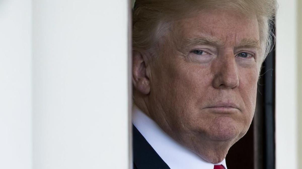 El presidente de Estados Unidos, Donald J. Trump, espera la llegada del presidente finlandés, Sauli Niinisto, el lunes 28 de agosto de 2017, en la Casa Blanca, en Washington.