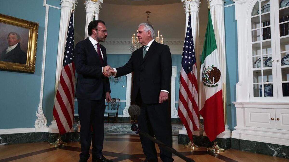 El Secretario de Estado de EEUU, Rex Tillerson (D), recibe al Secretario de Relaciones Exteriores de México, Luis Videgaray (I), en el Departamento de Estado el 5 de abril de 2017 en Washington, DC.