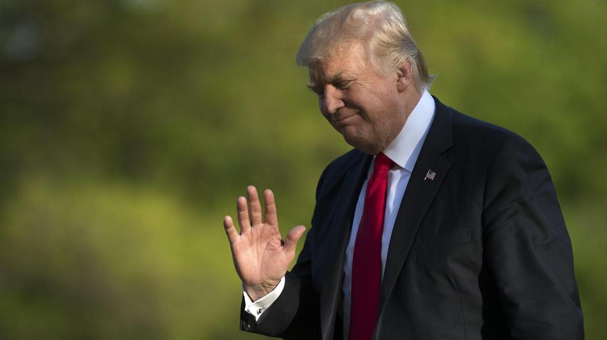 El presidente de EEUU Donald Trump saluda a su regreso de Kenosha, Wisconsin, el martes 18 de abril de 2017, a la Casa Blanca en Washington.