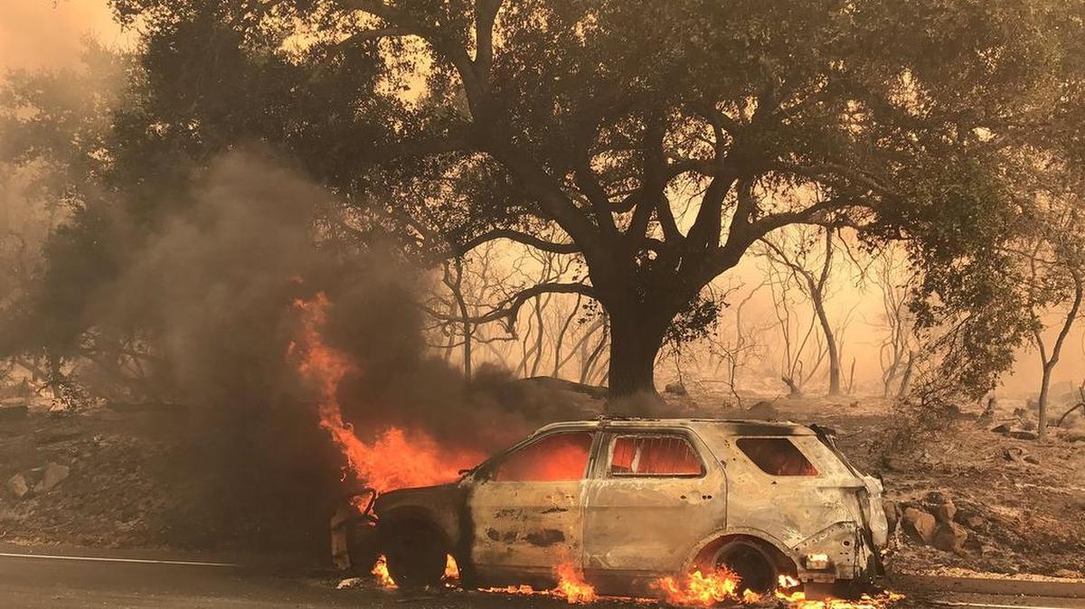 Un vehículo del Sheriff del Condado de Santa Bárbara que quema en la autopista 154 en el Bosque Nacional de Los Padres, en el Condado de Santa Bárbara, California.