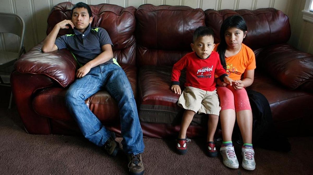 Candelario Jimón Alonzo (izq.) junto a sus primos Bryan y Melisa Jimón Reynoso en la casa que comparte con ellos en Memphis.
