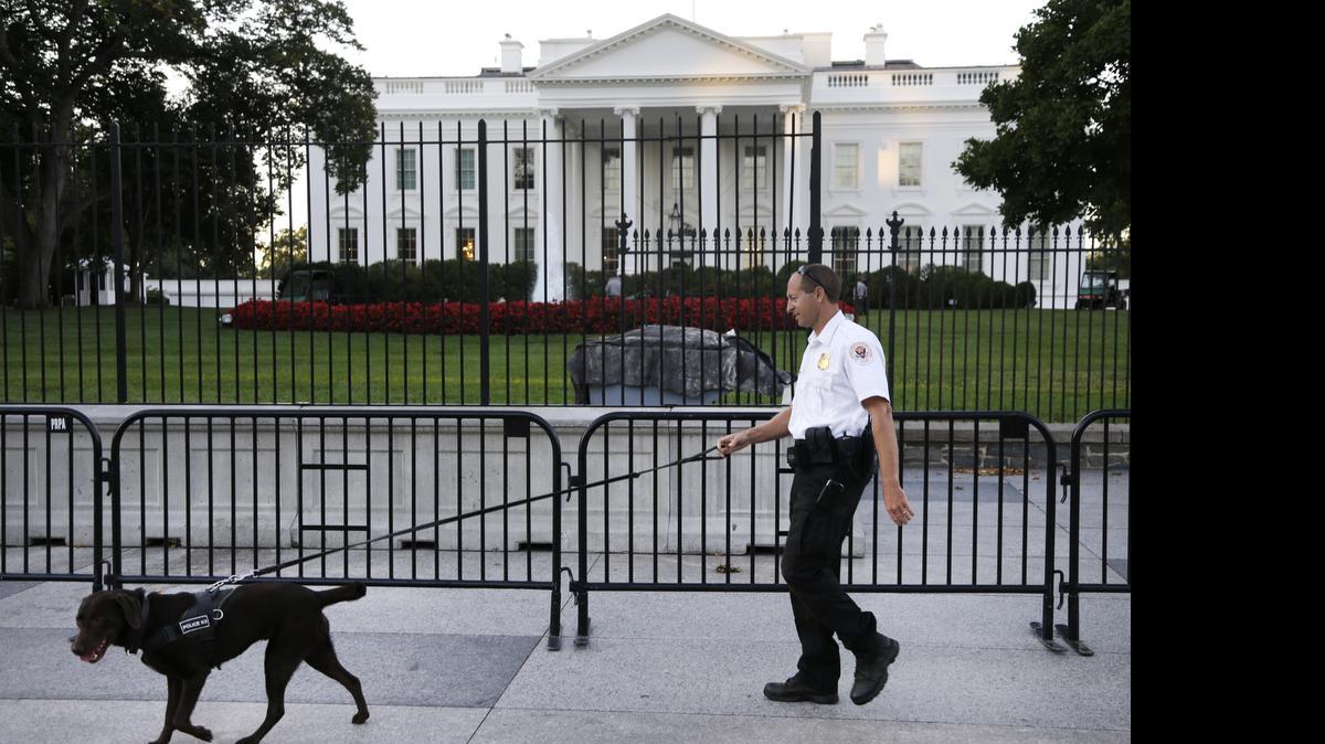 
Un miembro del Servicio Secreto de la División Uniformada custodia con un perro la zona exterior frente a la Casa Blanca, a donde trató de entrar el ex militar Omar González.
