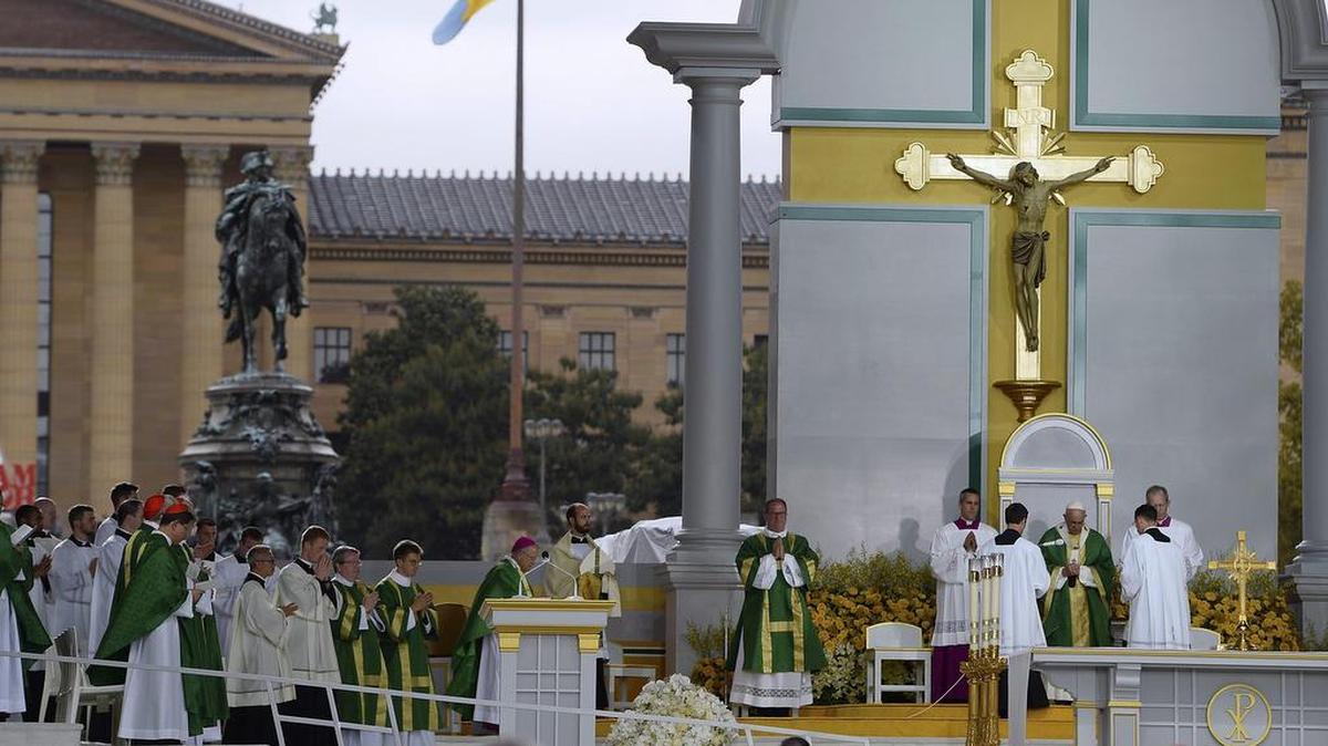 
El papa dio inicio el domingo por la tarde en Filadelfia a la multitudinaria misa de cierre de su gira por Estados Unidos.
