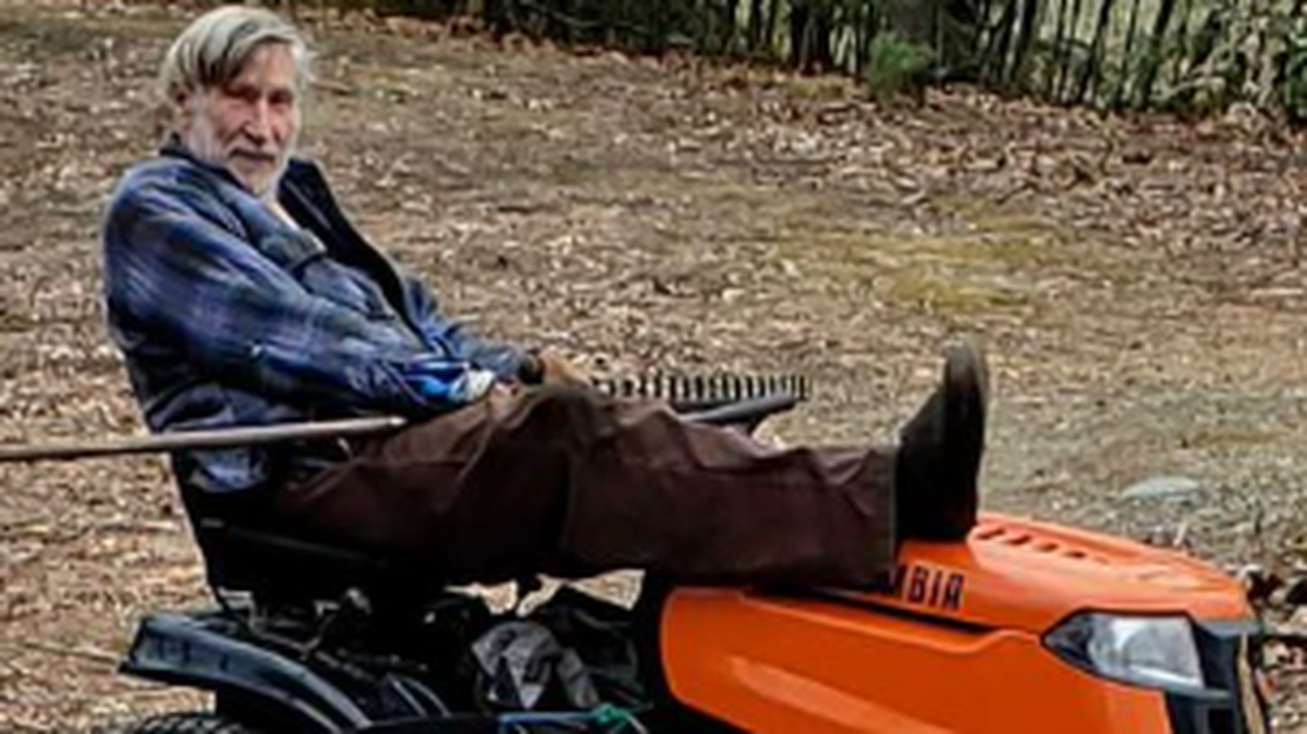 Los habitantes de Hinsdale, Nueva Hampshire, solían ver a Geoffrey Holt por el pueblo con sus ropas deshilachadas, en su tractor cortando el césped, yendo a la tienda, sentado a la orilla del camino leyendo el periódico o viendo pasar el tráfico.