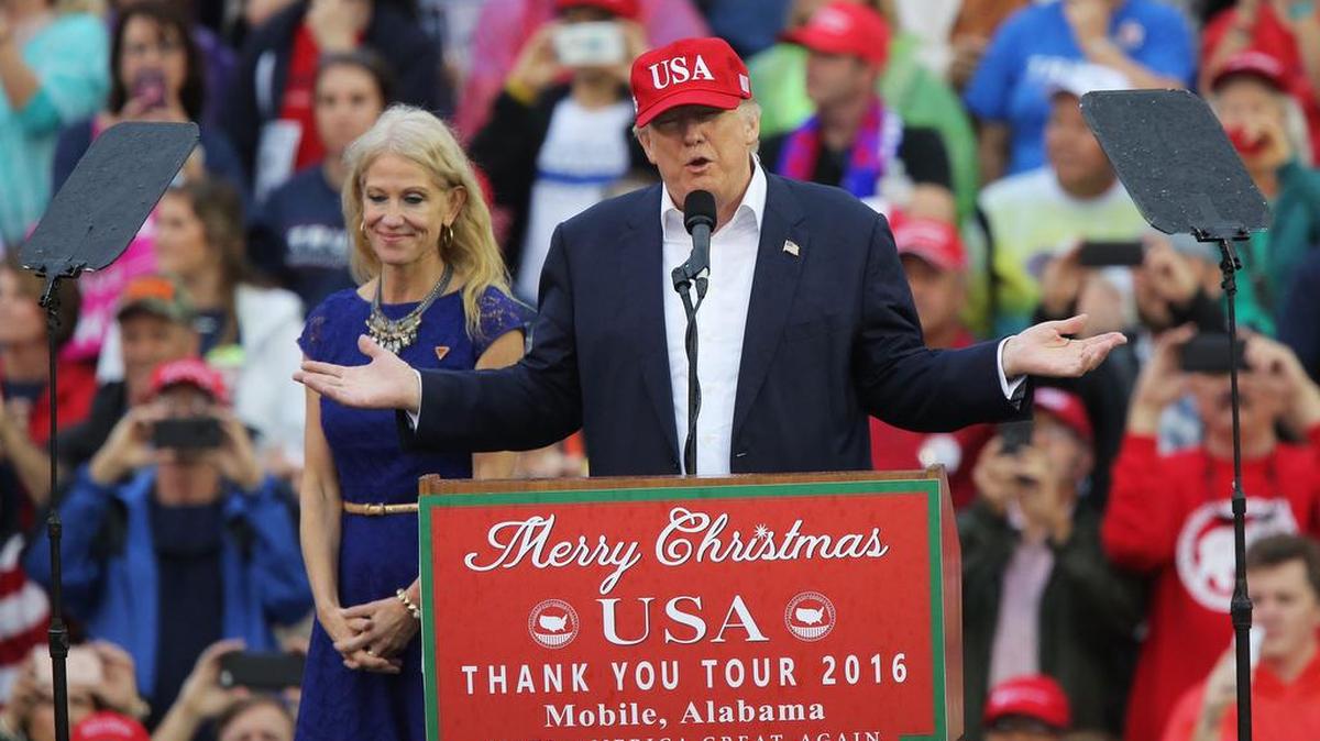 La directora de campaña Kellyanne Conway junto al presidente electo de Estados Unidos, Donald Trump, hablando a la multitud en el estadio Ladd-Peebles de Mobile, Alabama, Estados Unidos, el 17 de diciembre de 2016.