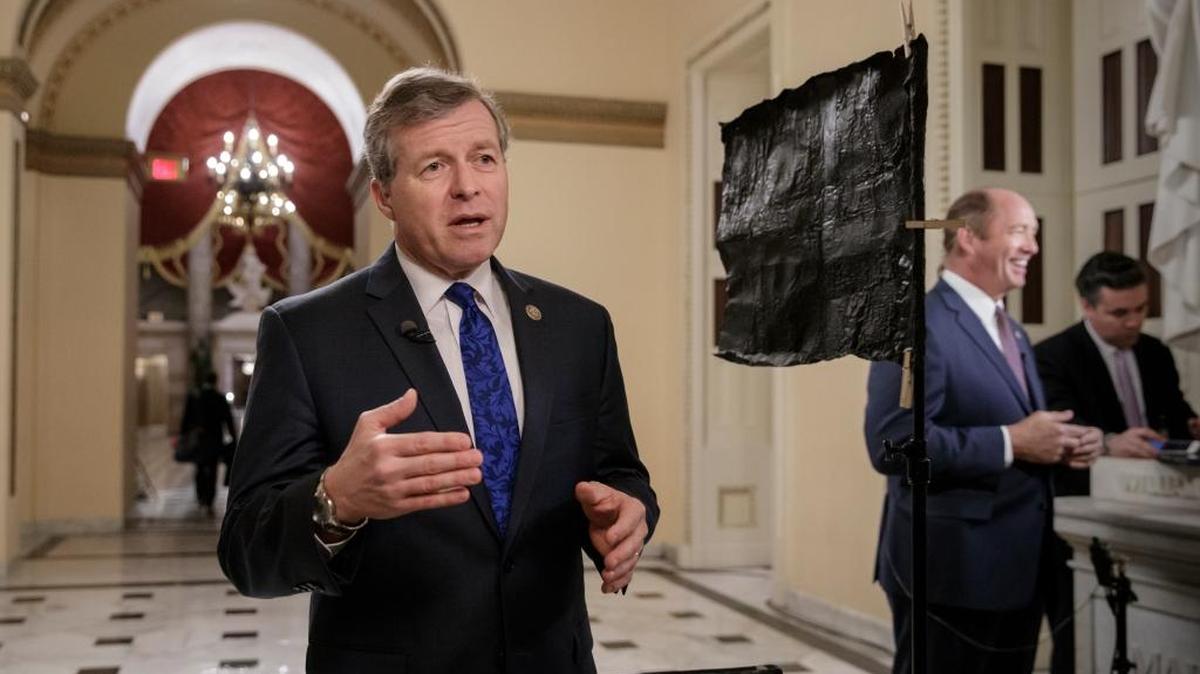 El representante republicano Charlie Dent, ha pedido sacar la pesquisa sobre Rusia de la Comisión de Inteligencia de la Cámara.