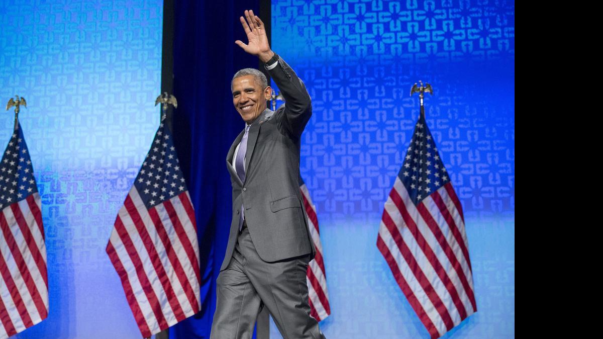 
El presidente Barack Obama saluda antes de pronunciar un discurso sobre la Ley de Cuidado Asequible de la Salud y la reforma sanitaria.
