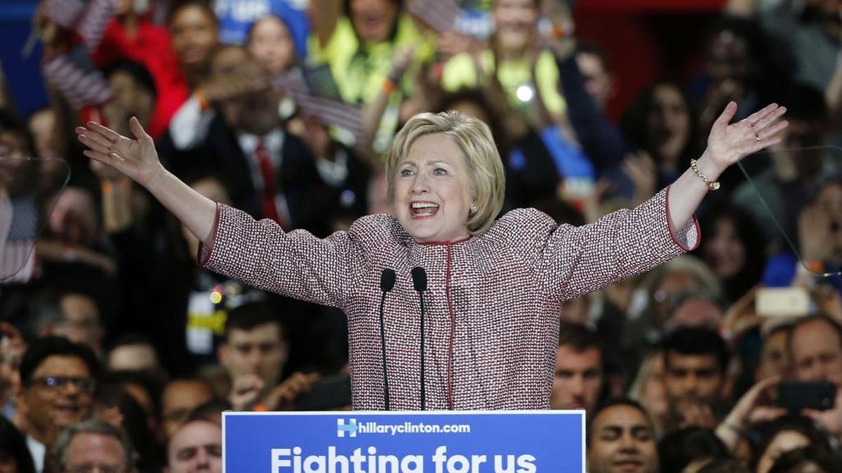 La precandidata demócrata a la Presidencia Hillary Clinton habla a sus seguidores tras su aplastante triunfo en Nueva York.