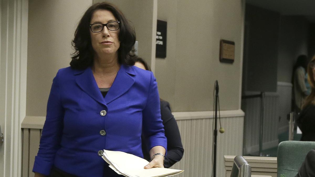 ARCHIVO - Christine Pelosi camina hacia el estrado para hablar ante un subcomité de la Asamblea en Sacramento, California, el 28 de noviembre de 2017.