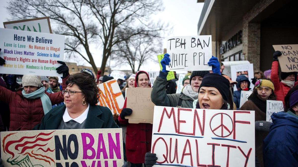 Cientos de personas protestan la orden migratoria del presidente Donald Trump, el 4 de febrero de 2017, en Janesville, Wisconsin.