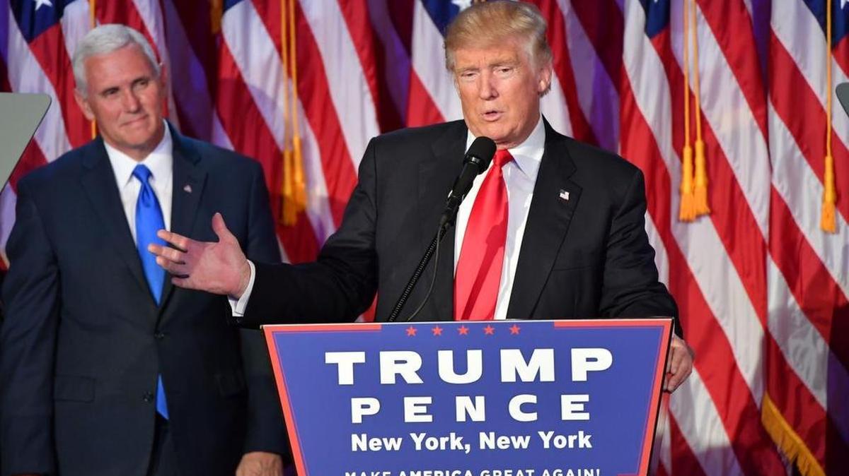 Donald Trump junto al vice presidente electo Mike Pence, se dirige a sus partidarios en la noche de las elecciones.