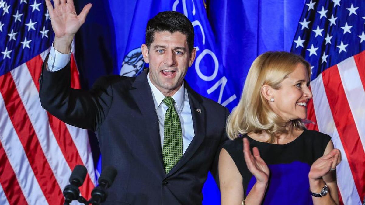 El presidente de la Cámara de Representantes de Estados Unidos, Paul Ryan, saluda junto a su esposa Janna (d) en el Holiday Inn Express hoy, martes 8 de noviembre de 2016, en Janesville, Wisconsin (Estados Unidos).