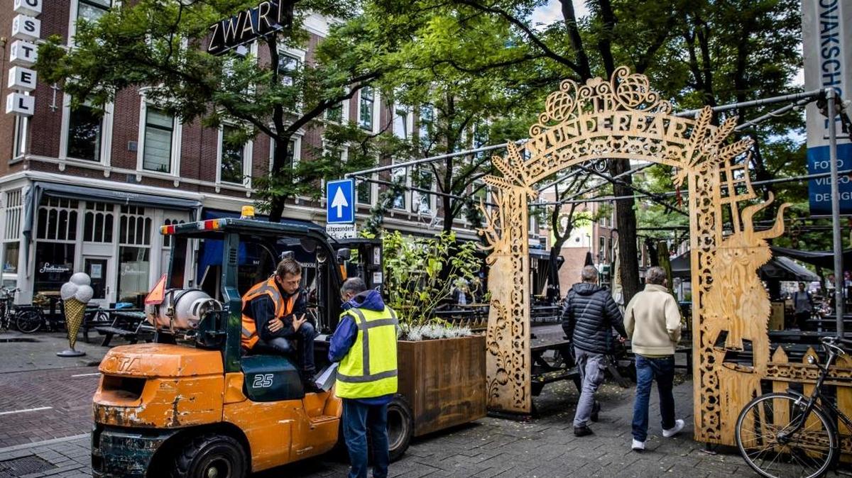 Un trabajador municipal coloca una maceta pesada con flores en el centro de Rotterdam, en Holanda, el 31 de agosto de 2017. Estos obstáculos sirven como medidas de seguridad para prevenir ataques terroristas con vehículos en zonas peatonales como ocurrió en Barcelona en pasado 17 de agosto.