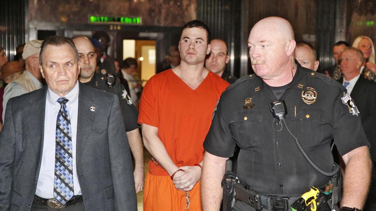 Daniel Holtzclaw, centro, fue despedido del departamento de Policía de Oklahoma City en enero de 2015.