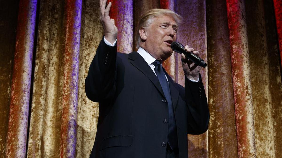 El presidente electo Donald Trump participa en la cena de gala “Chairman’s Global Dinner”, un evento previo a su toma de posesión, el martes en Washington.