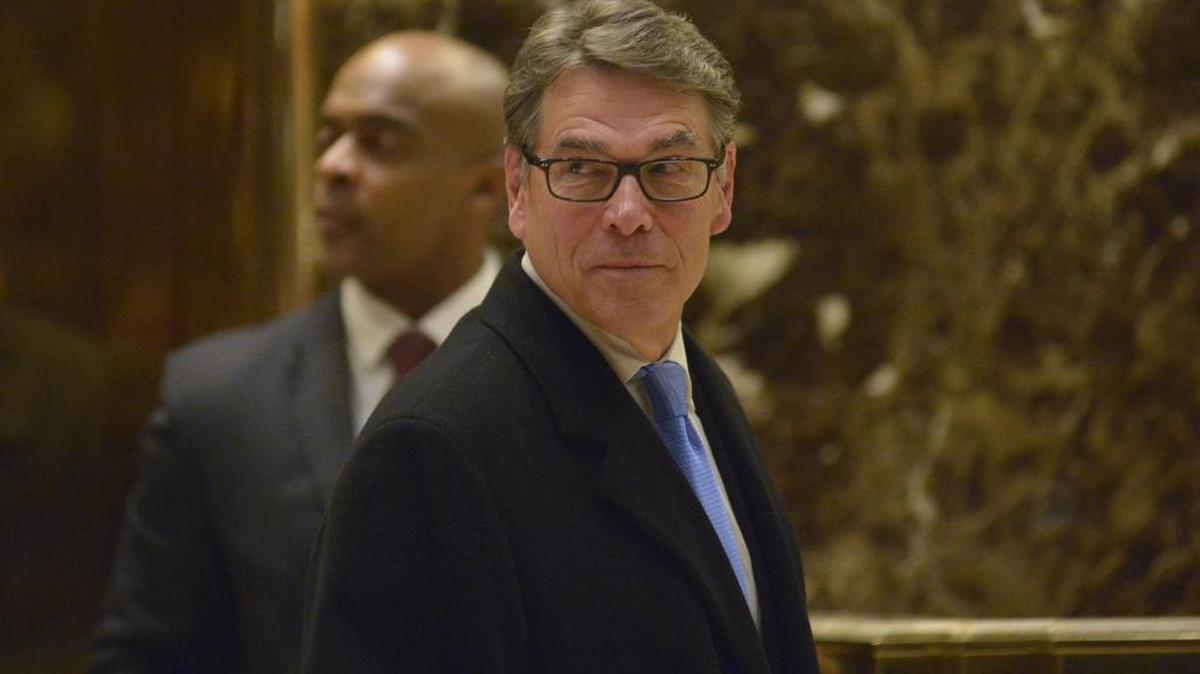 Rick Perry, ex gobernador de Texas, es visto en el lobby de la Torre Trump el lunes en Nueva York.