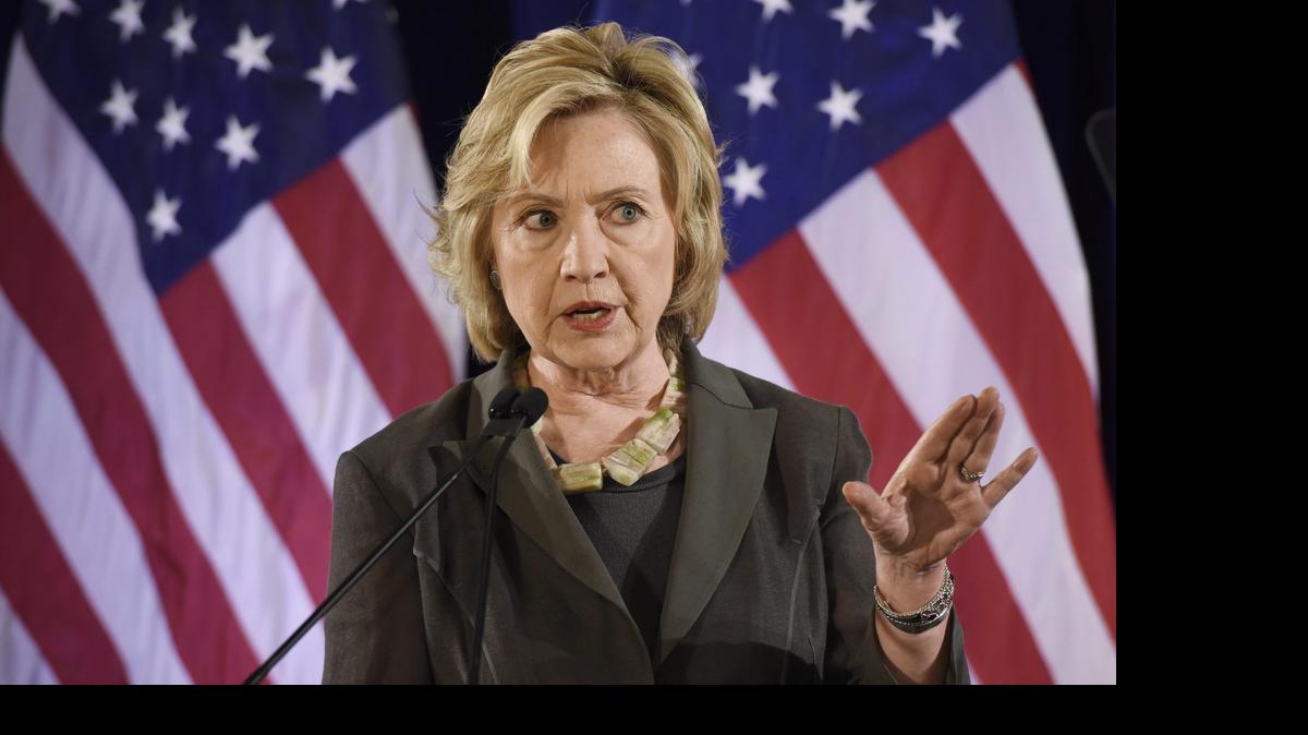 
Hillary Clinton ha acusado a sus enemigos políticos de fabricar una controversia en torno a los e-mails en un esfuerzo por cerrarle la posibilidad de llegar a la Casa Blanca.
