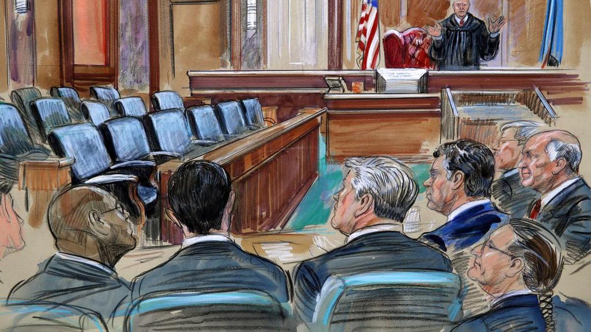Bosquejo del juez T.S. Ellis III habla con los abogados y el acusado Paul Manafort, cuarto desde la izquierda, mientras el jurado continúa deliberando en el juicio sobre fraude bancario y evasión fiscal en una corte federal en Alexandria, Virginia, el viernes, 17 de agosto de 2018.