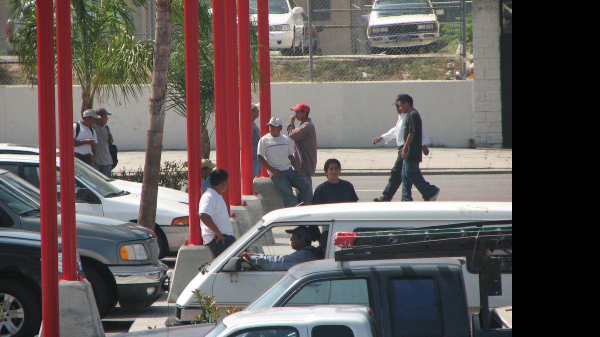 
Un grupo de jornaleros indocumentados espera que algún propietario o contratista le ofrezca trabajo, en las proximidades de un centro comercial de Wilshire, California, en esta foto de archivo. 

